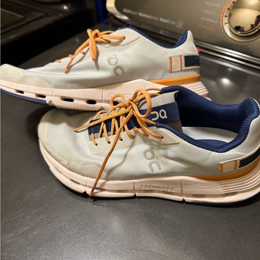 On Cloud Womens shoes 8.5